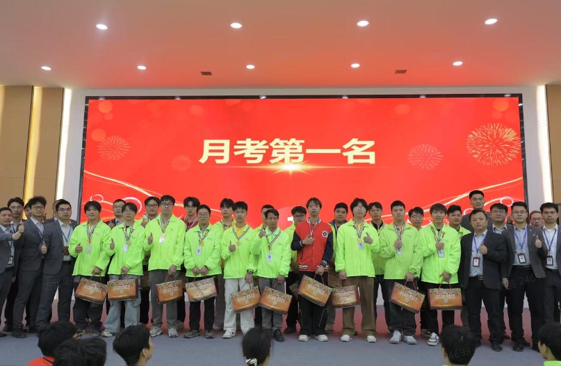 青华模具学校举行月考颁奖典礼——以结果为导向，表彰学习与品行并重的优秀学员