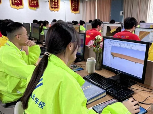 年轻女孩别耗青春，手握技能底气十足
