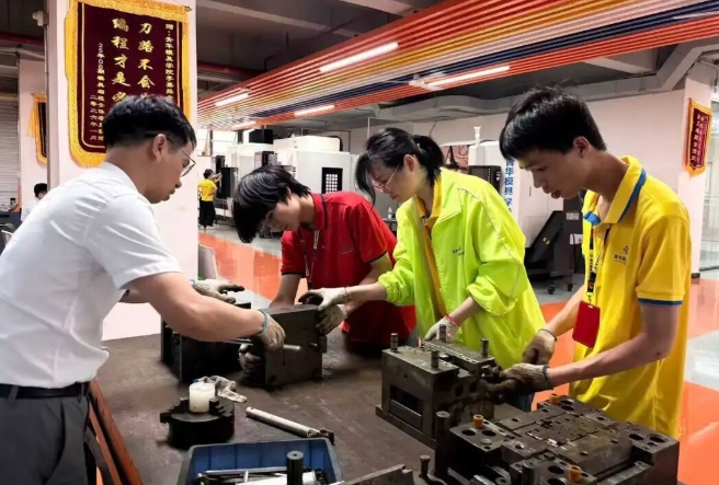 转行学模具必看！为什么老学员都推荐青华？